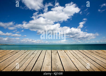 Leere Holzdeck über Meer und Himmel Hintergrund Stockfoto