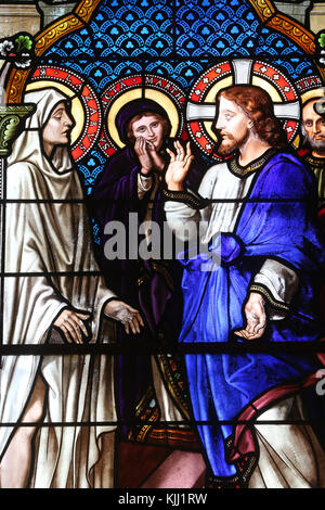 Stiftskirche Notre-Dame Saint-Lazare. Glasfenster. St. Lazarus und Jesus. Avallon. Frankreich. Stockfoto