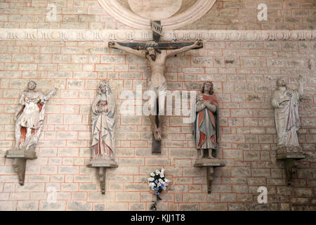 Stiftskirche Notre-Dame Saint-Lazare. Golgatha aus dem 16. Jahrhundert. Jesus am Kreuz. Avallon. Frankreich. Stockfoto