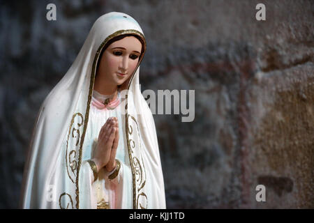 Stiftskirche Notre-Dame Saint-Lazare. Unsere Liebe Frau von Fatima. Avallon. Frankreich. Stockfoto