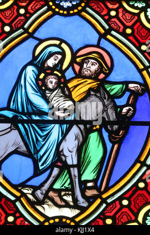 Saint-Pere Kirche. Glasfenster. Heilige Familie. Die Flucht nach Ägypten. Frankreich. Stockfoto