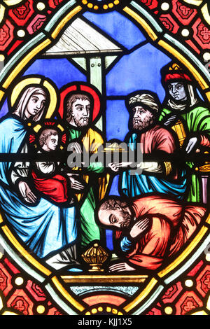 Saint-Pere Kirche. Glasfenster. Heilige Familie. Die Krippe. Anbetung der Heiligen Drei Könige. Frankreich. Stockfoto