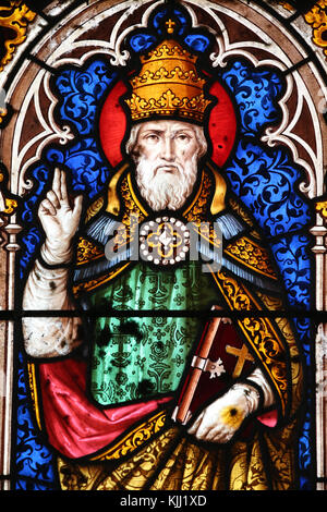 Saint Fargeau Kirche. Glasfenster. Papst Alexander I. in Frankreich. Stockfoto