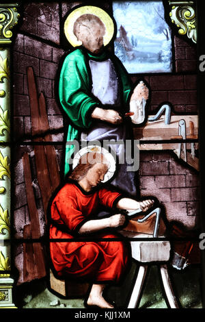 Saint Fargeau Kirche. Glasfenster. Die Heilige Familie in Saint Joseph's Tischlerei. Frankreich. Stockfoto