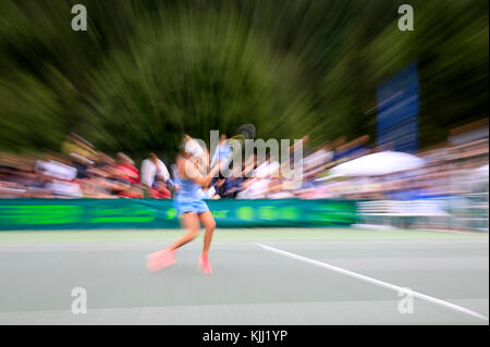 Tennis Player schlagen Kugel auf einem Hof. Frankreich. Stockfoto