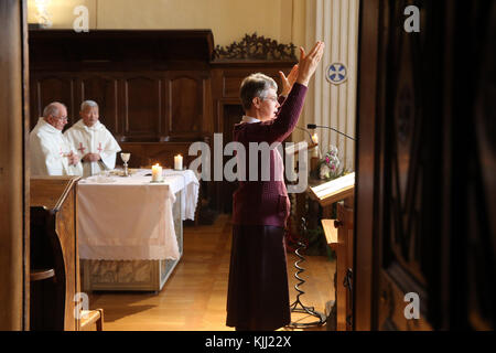 Katholische Messe. Saint Nicolas de Veroce. Frankreich. Stockfoto