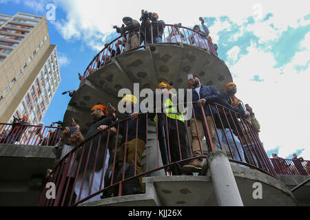 Sikhs feiern Vaisakhi Festival in Pantin, Frankreich. Prozession Zuschauer. Stockfoto