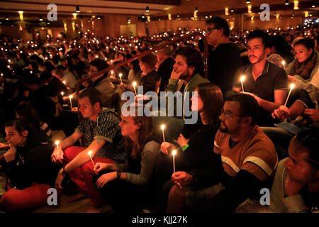 Taizé ökumenische Gemeinschaft. Kirche der Versöhnung. Samstag abend gebeten. Frankreich. Stockfoto