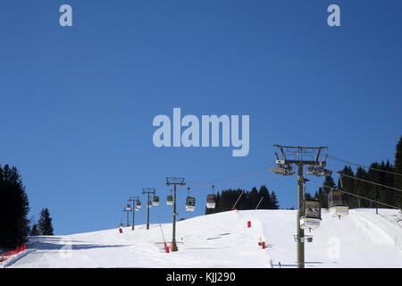 Französische Alpen.  Ski- und Überkopf-Seilbahn. Frankreich. Stockfoto