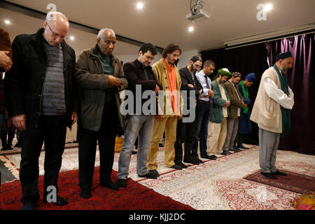 Naqshbandi Sufis beten in La Maison Soufie, Frankreich. Stockfoto