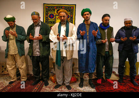 Naqshbandi Sufis beten in La Maison Soufie, Frankreich. Stockfoto