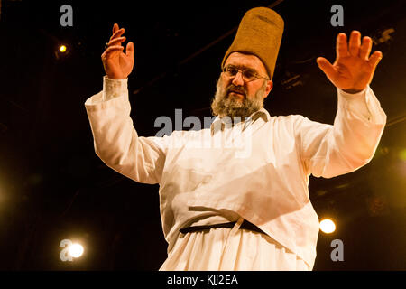 Mawlid (Prophet Muhammad's Geburtstag) feiern in Paris, Frankreich. Wirbelnder Derwisch. Stockfoto