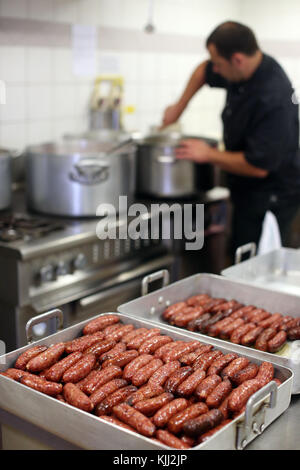 Kochen diots in einer Küche. Ein diot ist eine Wurst aus der französischen Region Savoyen. Frankreich. Stockfoto