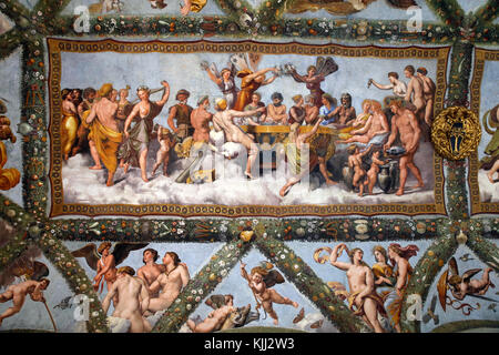 Villa Farnesina in Rom. Die Loggia von Amor und Psyche, die mit Fresken geschmückte Decke von Raphael und seiner Werkstatt im Jahr 1518 gemalt. Italien. Stockfoto