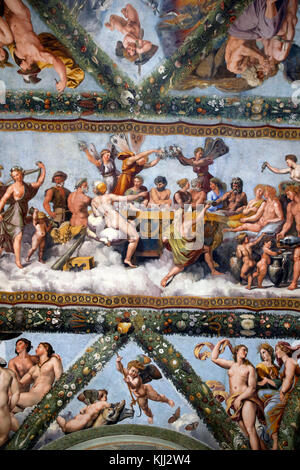 Villa Farnesina in Rom. Die Loggia von Amor und Psyche, die mit Fresken geschmückte Decke von Raphael und seiner Werkstatt im Jahr 1518 gemalt. Detail. Italien. Stockfoto