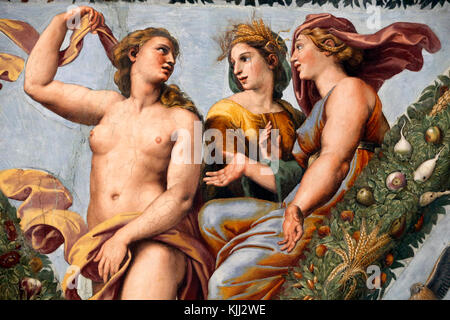 Villa Farnesina in Rom. Die Loggia von Amor und Psyche, die mit Fresken geschmückte Decke von Raphael und seiner Werkstatt im Jahr 1518 gemalt. Detail: Venus mit Juno und Cere Stockfoto