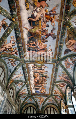 Villa Farnesina in Rom. Die Loggia von Amor und Psyche, die mit Fresken geschmückte Decke von Raphael und seiner Werkstatt im Jahr 1518 gemalt. Detail Italien. Stockfoto