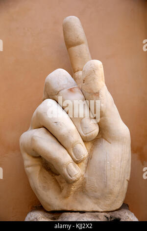 Die Kapitolischen Museen, Rom. Innenhof. Kolossale Statue von Konstantin: rechte Hand Skulptur 313-324 AD Marmor Italien. Stockfoto