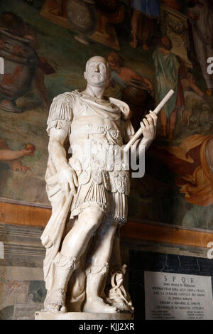 Die Kapitolischen Museen, Rom. Sala dei Capitani. Halle der Kapitäne. Statue von Marco Antonio Colonna, 1595, Marmor. Italien. Stockfoto