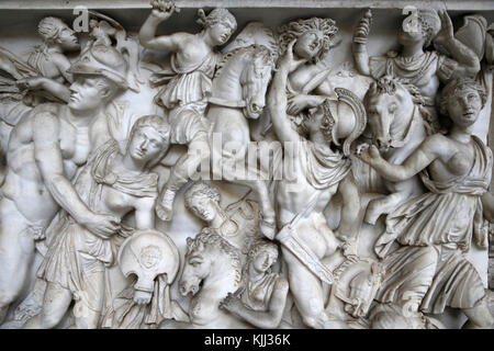 Vatikanische Museen, Rom. Pio Clementino Museum. Sarkophag. Kampf zwischen Griechen und Amazonen. Detail. Italien. Stockfoto