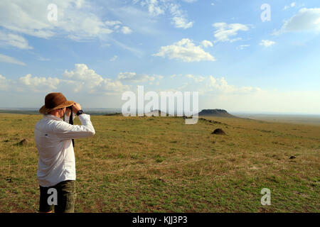 Safari. Leitfaden für Spiel durch ein Fernglas. Masai Mara Game Reserve. Kenia. Stockfoto