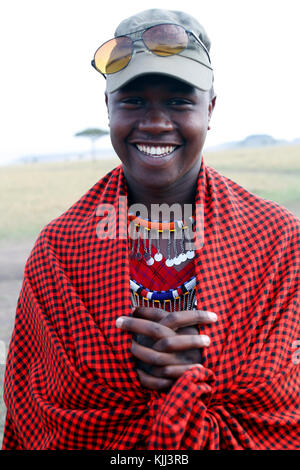 Masai Mann tragen bunte traditionelle Kleidung. Porträt. Masai Mara Game Reserve. Kenia. Stockfoto