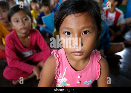 Vietnamesische katholische Kinder in Chong Khnies Kirche. Kambodscha. Stockfoto