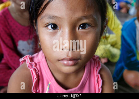 Vietnamesische katholische Kinder in Chong Khnies Kirche. Kambodscha. Stockfoto