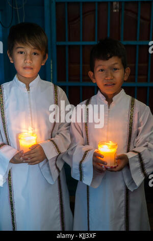 Vietnamesische katholische Ministranten in Chong Khnies Kirche. Kambodscha. Stockfoto