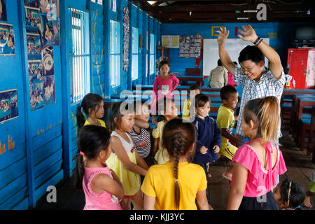 Vietnamesische Kinder beim Spielen in Chong Khnies floating katholische Kirche auf dem Tonle Sap See. Kambodscha. Stockfoto