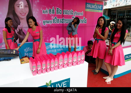 Junge Frauen Werbung Palmolive Produkte. Battambang. Kambodscha. Stockfoto