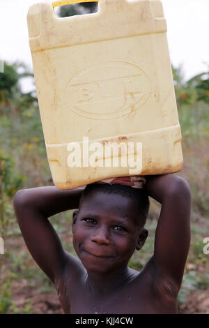 Ugandische kind Wasser holen. Uganda Stockfoto