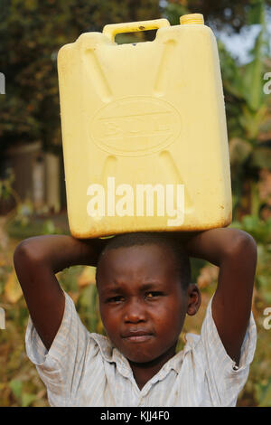 Wasser holen in Mulago, Kampala. Uganda Stockfoto