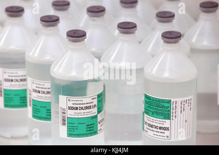 Intensivstation. Zur intravenösen Infusion. Natriumchlorid. Vietnam. Stockfoto