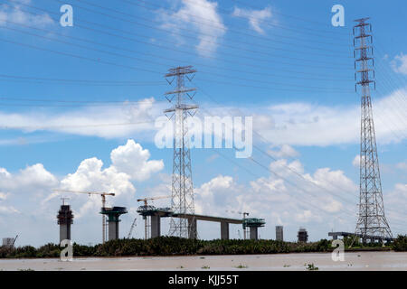 Brücke im Bau über den Saigon River. Vietnam. Stockfoto