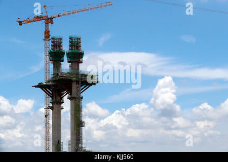 Brücke im Bau über den Saigon River. Vietnam. Stockfoto