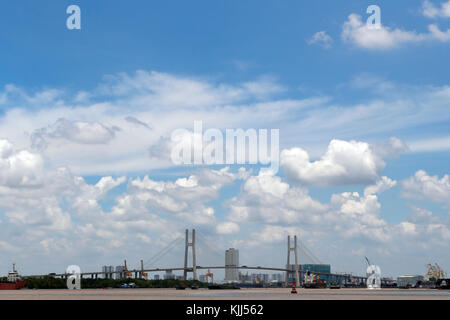 Phu My Brücke, eine Schrägseilbrücke Straße Brücke über den Saigon River. Vietnam. Stockfoto