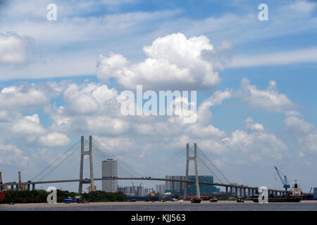 Phu My Brücke, eine Schrägseilbrücke Straße Brücke über den Saigon River. Vietnam. Stockfoto