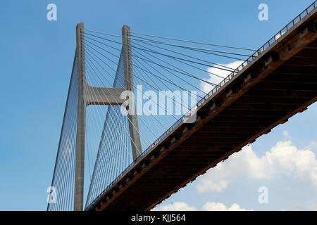 Phu My Brücke, eine Schrägseilbrücke Straße Brücke über den Saigon River. Vietnam. Stockfoto