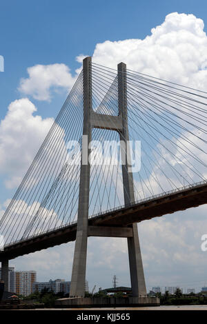 Phu My Brücke, eine Schrägseilbrücke Straße Brücke über den Saigon River. Vietnam. Stockfoto