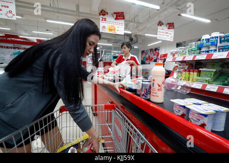 Auchan Supermarkt. Frau einkaufen. Ho Chi Minh City. Vietnam. Stockfoto