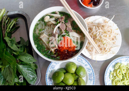 Schüssel vietnamesische Nudelsuppe Pho genannt. Ho Chi Minh City. Vietnam. Stockfoto