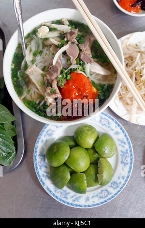 Schüssel vietnamesische Nudelsuppe Pho genannt. Ho Chi Minh City. Vietnam. Stockfoto