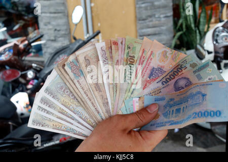 Vietnamesische Währung, der Dong. Frau mit Banknoten. Ho Chi Minh City. Vietnam. Stockfoto