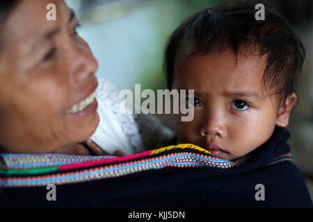 Bahnar (Ba Na) ethnische Gruppe. Mutter mit ihrem Sohn. Kon Tum. Vietnam. Stockfoto