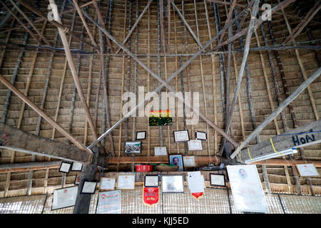 Kommunale Bahnar die ethnischen Minderheiten Rong Haus. Interieur mit Ho Chi Minh portrait. Kon Tum. Vietnam. Stockfoto