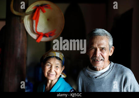 Bahnar (Ba Na) ethnische Gruppe. Ein altes Ehepaar in ihren traditionellen Hause. Kon Tum. Vietnam. Stockfoto
