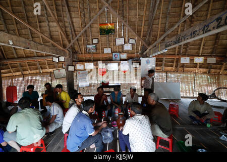 Kommunale Bahnar die ethnischen Minderheiten Rong Haus. Dorf treffen. Kon Tum. Vietnam. Stockfoto