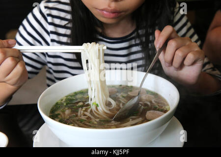 Restaurant. Pho Bo, Vietnamesisch Rindfleisch Nudelsuppe. Vietnam. Stockfoto
