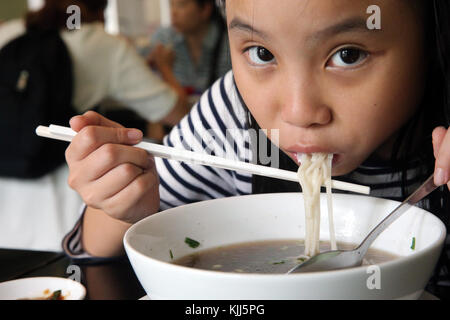 Restaurant. Pho Bo, Vietnamesisch Rindfleisch Nudelsuppe. Vietnam. Stockfoto